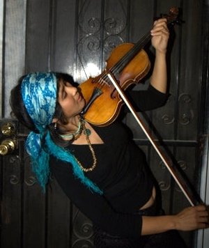  Violinist Alma Cielo .. Photo: Paul Blieden