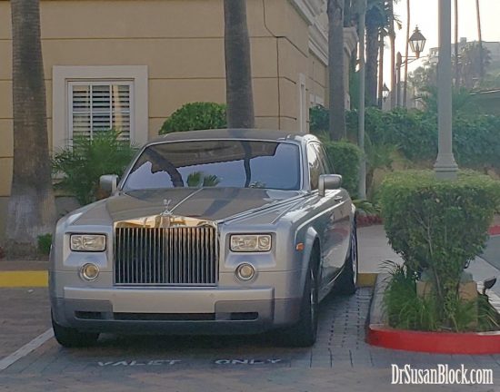 Rolls Royce (fresh from the Car Spa?) discreetly parked in front of the Balboa Bay Resort. 