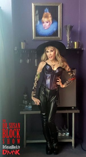 Wearing a Demask purple corset and pants that are way too big for me in front of a portrait of the lovely Mistress Isabella Sinclaire. Photo: Blossom Green